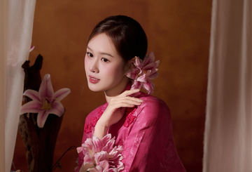 Bà xã Anh Đức nổi bật với áo dài truyền thống sắc hồng