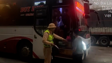 Clip cảnh sát đếm hành khách trên ô tô 23 chỗ chở 48 người, phạt hơn 187 triệu