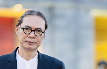 Đạo diễn Trần Lực phim 'Tết này ai đến xông nhà' tuổi U70 vẫn lịch lãm, tâm huyết với nghề diễn