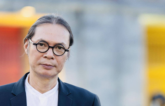 Đạo diễn Trần Lực phim 'Tết này ai đến xông nhà' tuổi U70 vẫn lịch lãm, tâm huyết với nghề diễn