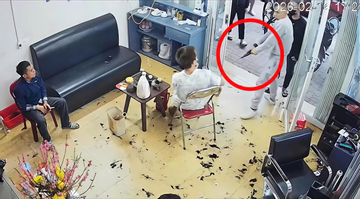 Nhóm người cầm vật giống súng xông vào tiệm cắt tóc hành hung, đòi tiền ở Hưng Yên