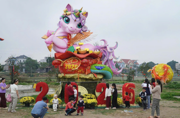 Bí mật phía sau linh vật 'ngựa hạnh phúc' ở Bắc Ninh hút khách dịp Tết