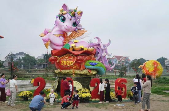 Bí mật phía sau linh vật 'ngựa hạnh phúc' ở Bắc Ninh hút khách dịp Tết