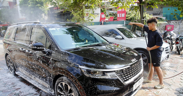 Hà Nội: Rửa ô tô 'chém' khách giá từ 200.000 nhưng không dọn nội thất