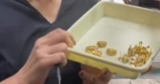 Mang vàng đến tiệm, người phụ nữ sốc khi biết 