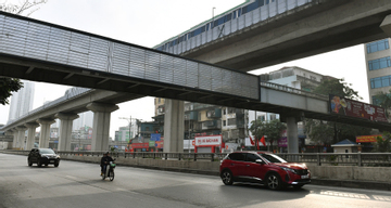 Ô tô, xe máy chạy 'một mình một đường' khắp Hà Nội sáng 29 Tết