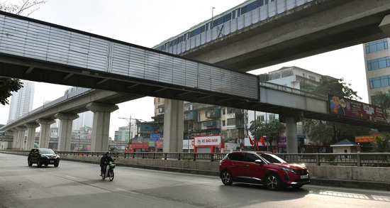 Ô tô, xe máy chạy 'một mình một đường' khắp Hà Nội sáng 29 Tết