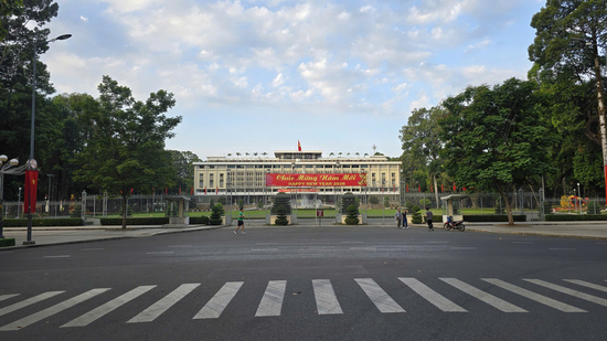 Cảnh vắng lặng hiếm thấy của đường phố Hà Nội, TP.HCM sáng mùng 1 Tết