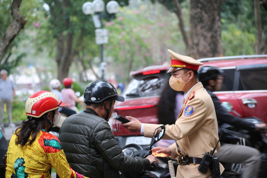 Hơn 800 tài xế bị phạt nồng độ cồn chỉ trong buổi trưa ngày mùng 1 Tết