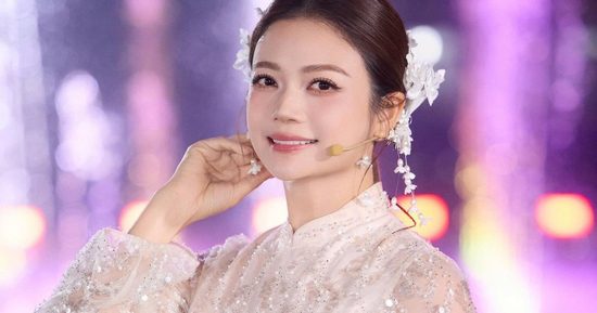 Vẻ đẹp 'không tuổi' của NSƯT Kiều Anh trong tà áo dài truyền thống