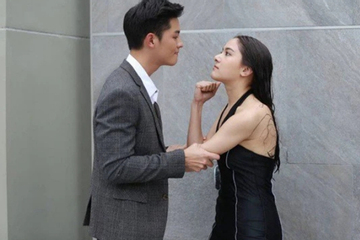 Vợ mới cứ khăng khăng đòi ngủ cùng con riêng của tôi, áp tai nghe lén một đêm mà tôi rụng rời tay chân