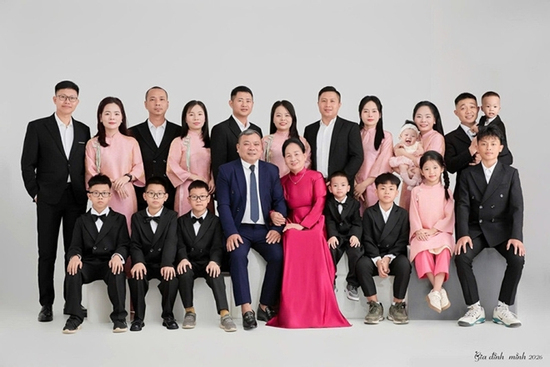 Bố mẹ ở Nghệ An sinh 5 con gái, 5 chàng rể đưa cả gia đình về ngoại đón Tết