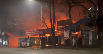 Cháy cơ sở sửa xe máy trong đêm mùng 2 Tết ở Hà Nội, khói đen cuồn cuộn bốc cao