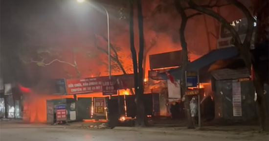 Cháy cơ sở sửa xe máy trong đêm mùng 2 Tết ở Hà Nội, khói đen cuồn cuộn bốc cao