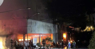 Cháy lớn tại nhà kho ở TPHCM vào tối mùng 2 Tết