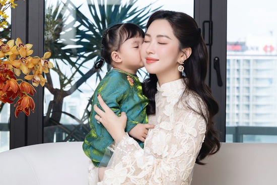 Cưng xỉu khoảnh khắc đáng yêu con gái thứ 3 của Hoa hậu Đặng Thu Thảo