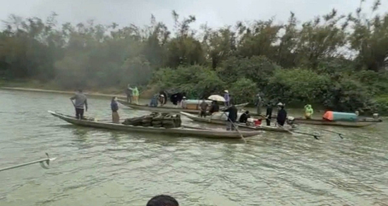 Lật thuyền chở 7 người trong một gia đình, 2 người tử vong