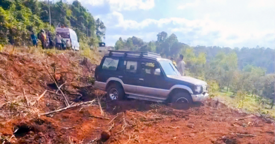 Va chạm với ô tô, 3 người trong gia đình tử vong