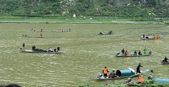 Vụ lật thuyền 2 người tử vong: Huy động gần 200 người tìm kiếm nạn nhân