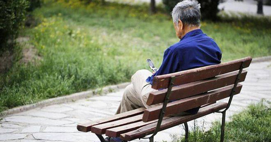 Bán nhà lấy tiền cho con khởi nghiệp rồi phải đi ở trọ: Bài học cay đắng về '3 lá chắn' cuối cùng của người già