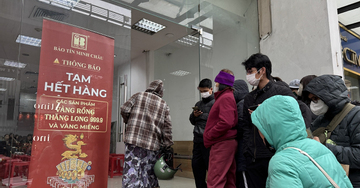 Giá vàng giảm mạnh, tiệm vàng lại xuất hiện cảnh quen thuộc