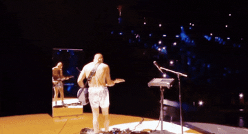 Justin Bieber chỉ mặc quần đùi diễn ở Grammy 2026