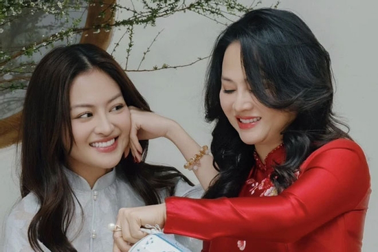 Mẹ diễn viên Thùy Anh gây chú ý