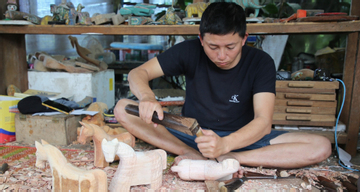 Thợ mộc Hội An 'mỏi tay' tạc tượng ngựa hình thù độc đáo dịp Tết