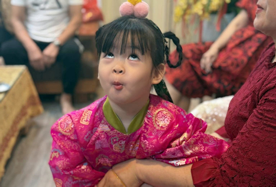 Biểu cảm tấu hài đáng yêu của con gái Đỗ Mỹ Linh