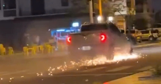 Lâm Đồng: Ô tô bán tải kéo lê xe máy gần 1km, một người tử vong