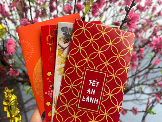 Từ bao giờ mừng tuổi 10 nghìn đồng lại khiến người mừng phải run run giải thích?