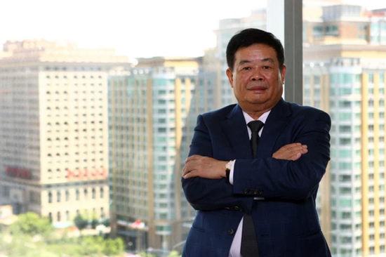 Vị tỷ phú 'bắt' con trai làm công nhân, quyên nửa tài sản làm từ thiện