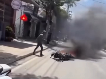 CSGT ra hiệu dừng xe kiểm tra, thanh niên đốt xe cháy rừng rực rồi bỏ đi