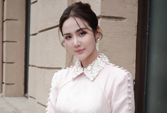 Diện áo dài hồng pastel như Huyền Lizzie