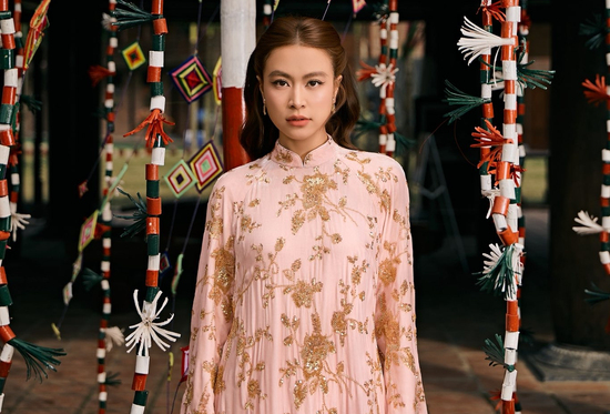 Hoàng Thùy Linh gây chú ý với áo dài kim sa trong dịp Tết 2026