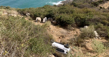 Ô tô chở ba người va chạm xe máy, lộn nhiều vòng rồi rơi xuống vực