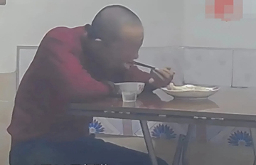 Xem camera thấy cha ngồi ăn một mình đêm giao thừa, con gái vượt 800km về nhà