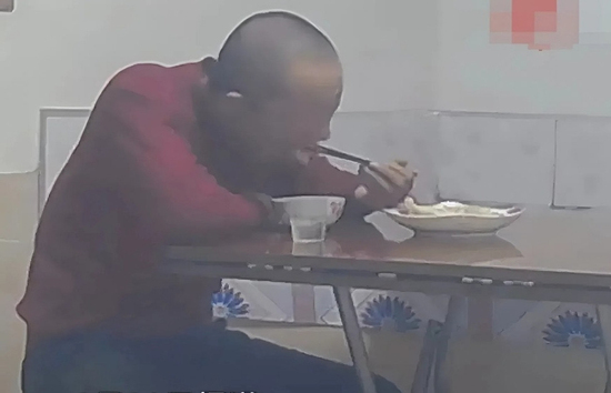 Xem camera thấy cha ngồi ăn một mình đêm giao thừa, con gái vượt 800km về nhà