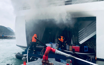 Cháy tàu du lịch trên biển Hải Phòng