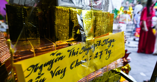 Đầu năm, một người 'vay' 27 tỷ đồng tại đền Bà Chúa Kho