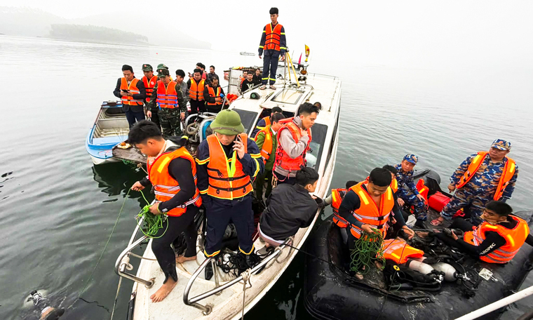 Huy động hơn 500 người tìm kiếm nạn nhân vụ chìm tàu khách ở hồ Thác Bà