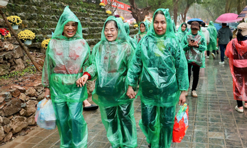 Mưa xuân nặng hạt, hàng vạn người vẫn đội mưa trẩy hội Chùa Hương