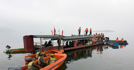 Tìm thấy thêm bốn thi thể vụ lật tàu ở hồ Thác Bà