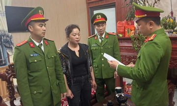 Bắt giữ người phụ nữ thu tiền đỗ xe trái phép trên đường vào đền Bà chúa Then