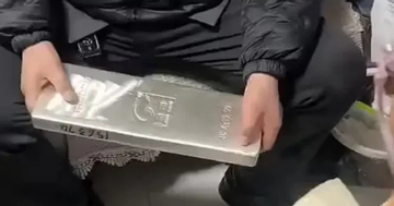 Bé gái 5 tuổi được cậu lì xì thỏi bạc 15kg hơn 1 tỷ đồng gây sốt