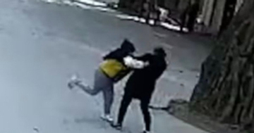 Bé trai đánh mẹ giữa đường vì chiếc điện thoại: Bi kịch lớn nhất của cha mẹ là nuôi dạy nên một đứa trẻ vô ơn