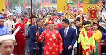 Con rể ở Quảng Ninh dựng quán trạm, rước bố vợ 80–100 tuổi lên miếu báo công