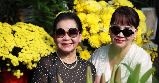 Danh ca Khánh Ly bất ngờ về nước viếng mộ nhạc sĩ Trịnh Công Sơn