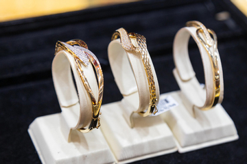 Giá vàng hôm nay 23/2: Trụ vững trên đỉnh cao