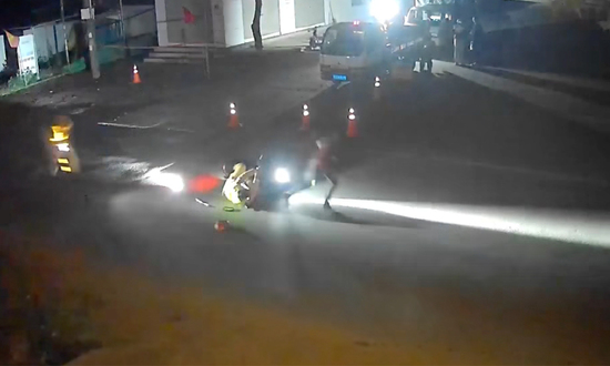 Mang theo 6 quả pháo tự chế, nam thanh niên tông xe máy điện vào CSGT để bỏ chạy